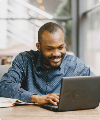 homem sorrindo no notbook