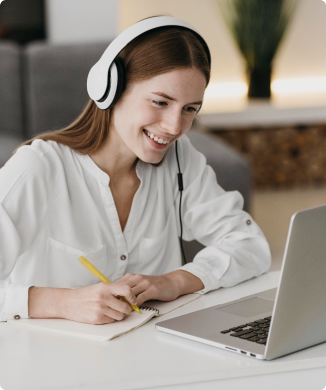 mulher sorrindo no notbook
