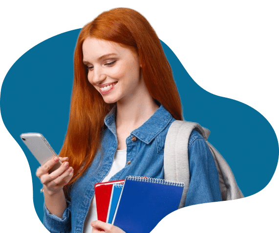 mulher com celular e cadernos na mão